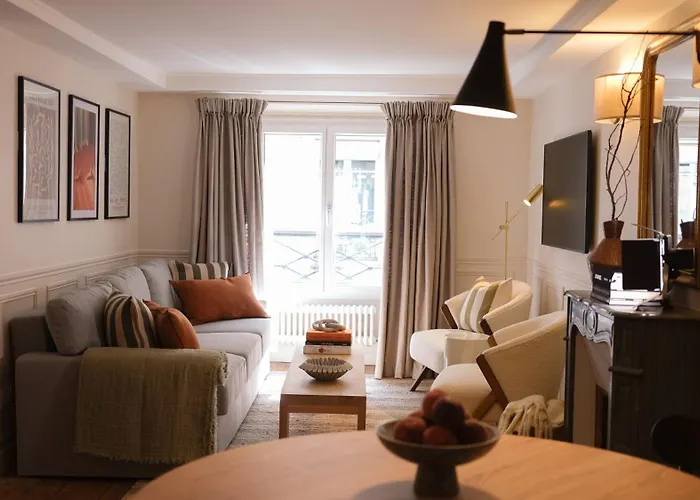 Elegance And Parisian Charm Tuileries Apartment